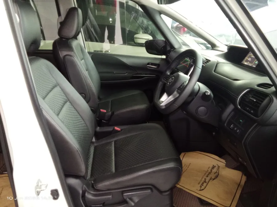 Foto Mobil Bekas Kabin Depan Nissan Serena 2.0 Highway Star tahun 2019