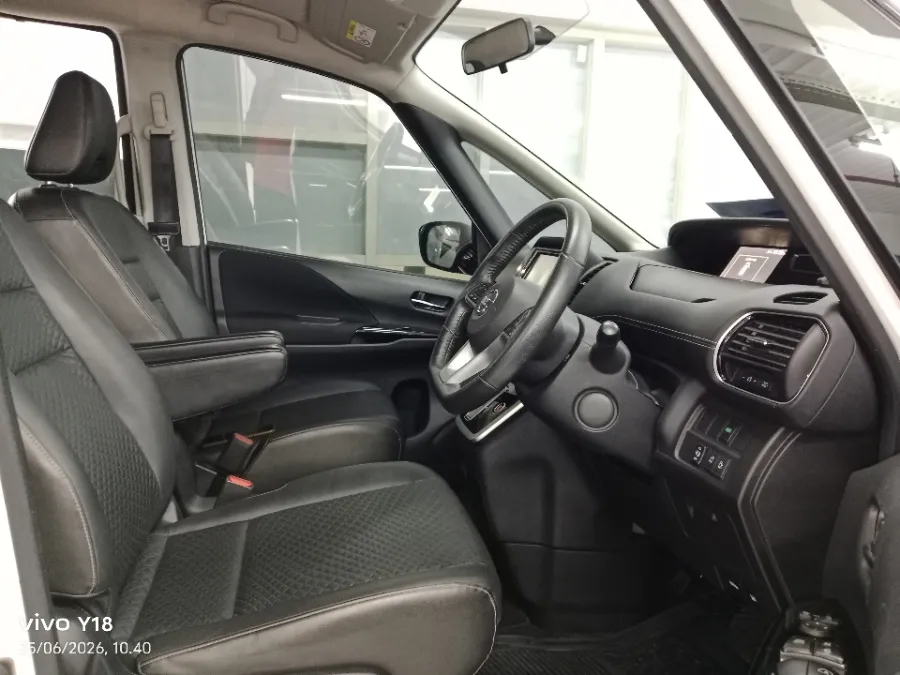 Foto Mobil Bekas Kabin Depan Nissan Serena 2.0 Highway Star tahun 2019