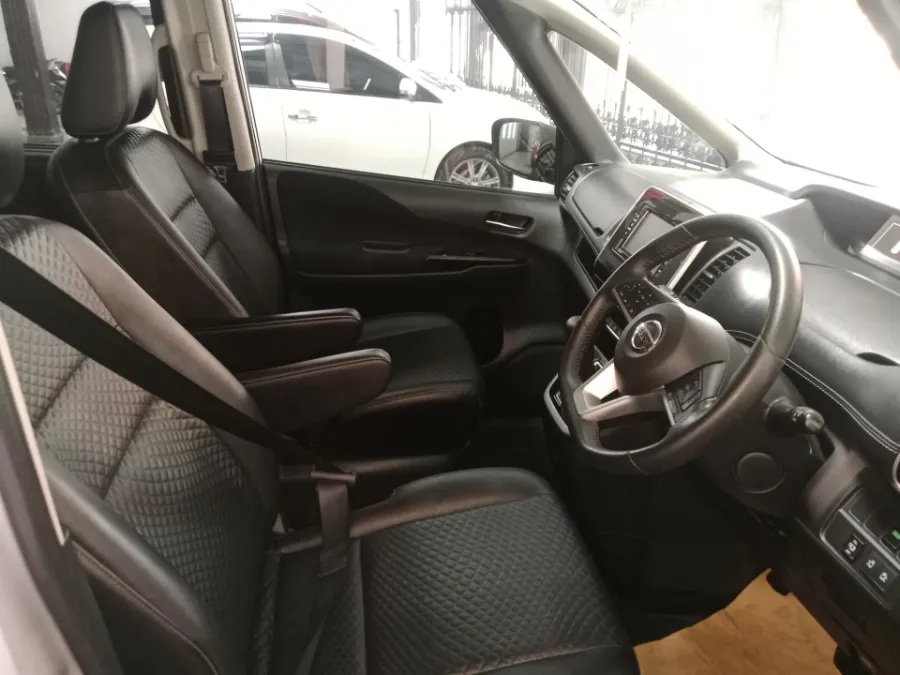 Foto Mobil Bekas Kabin Depan Nissan Serena 2.0 Highway Star tahun 2019