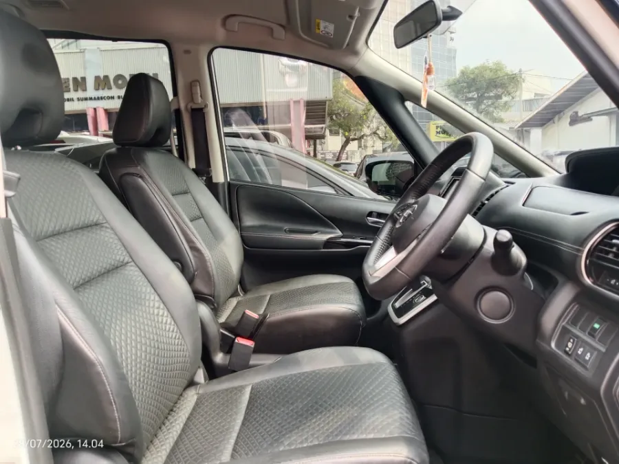 Foto Mobil Bekas Kabin Depan Nissan Serena 2.0 Highway Star tahun 2019