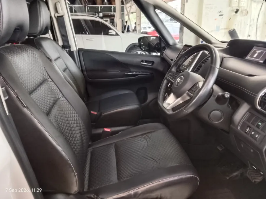 Foto Mobil Bekas Kabin Depan Nissan Serena 2.0 Highway Star tahun 2019
