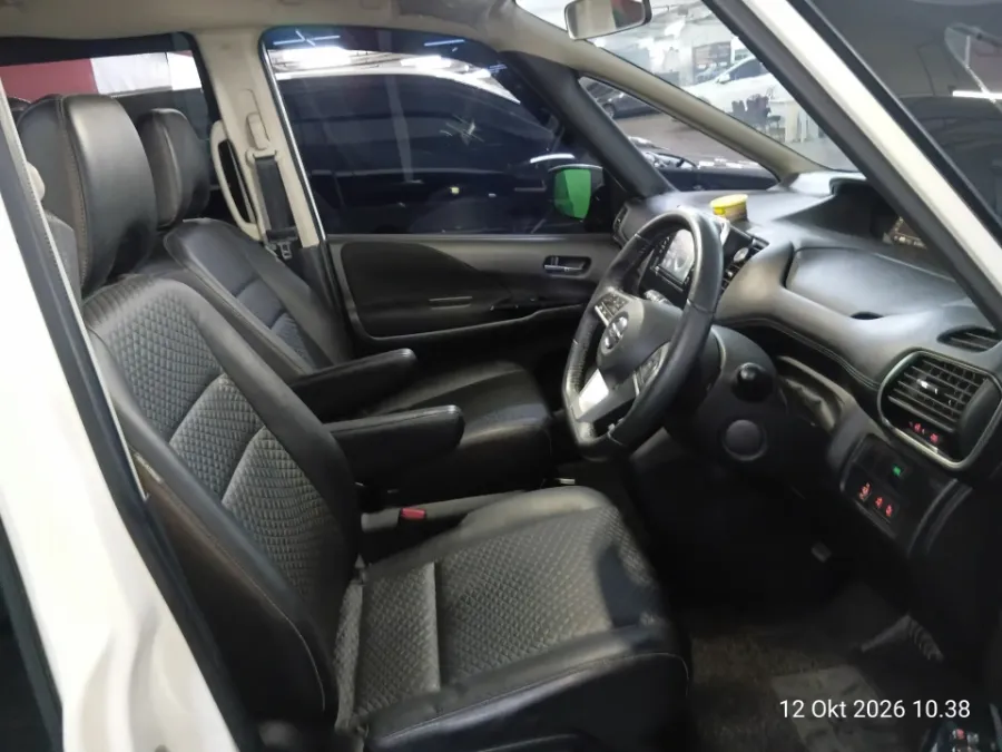 Foto Mobil Bekas Kabin Depan Nissan Serena 2.0 Highway Star tahun 2019