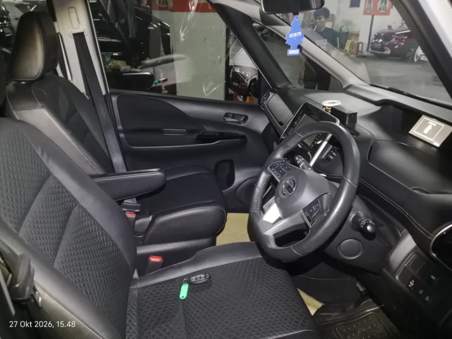 Foto Mobil Bekas Kabin Depan Nissan Serena 2.0 Highway Star tahun 2019