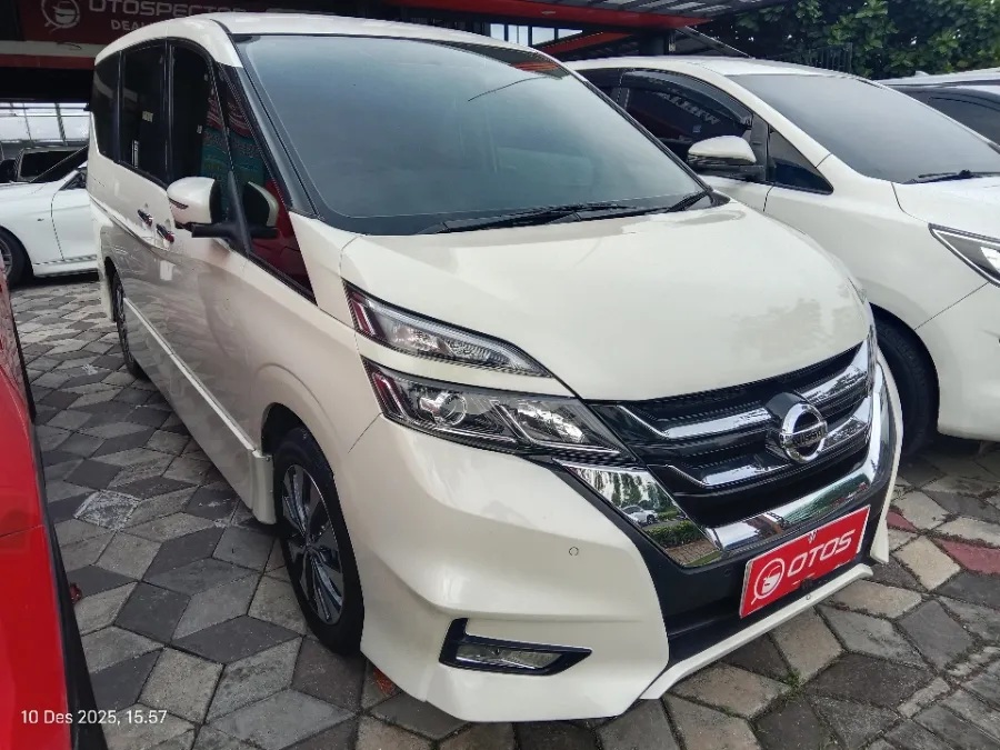 Foto Mobil Bekas Kanan Depan Nissan Serena 2.0 Highway Star tahun 2019