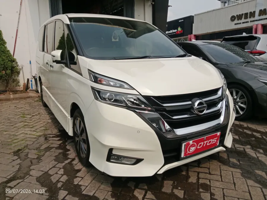 Foto Mobil Bekas Kanan Depan Nissan Serena 2.0 Highway Star tahun 2019
