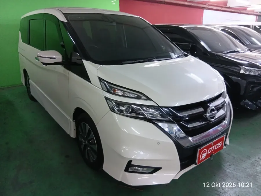 Foto Mobil Bekas Kanan Depan Nissan Serena 2.0 Highway Star tahun 2019