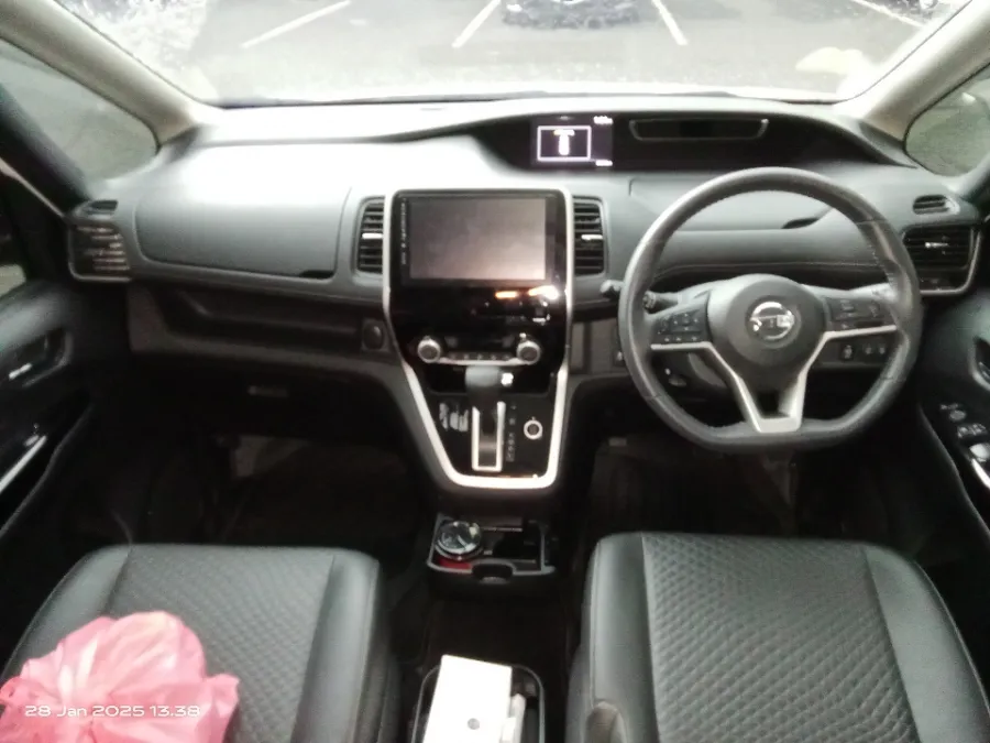Foto Mobil Bekas Dashboard Nissan Serena 2.0 Highway Star tahun 2022