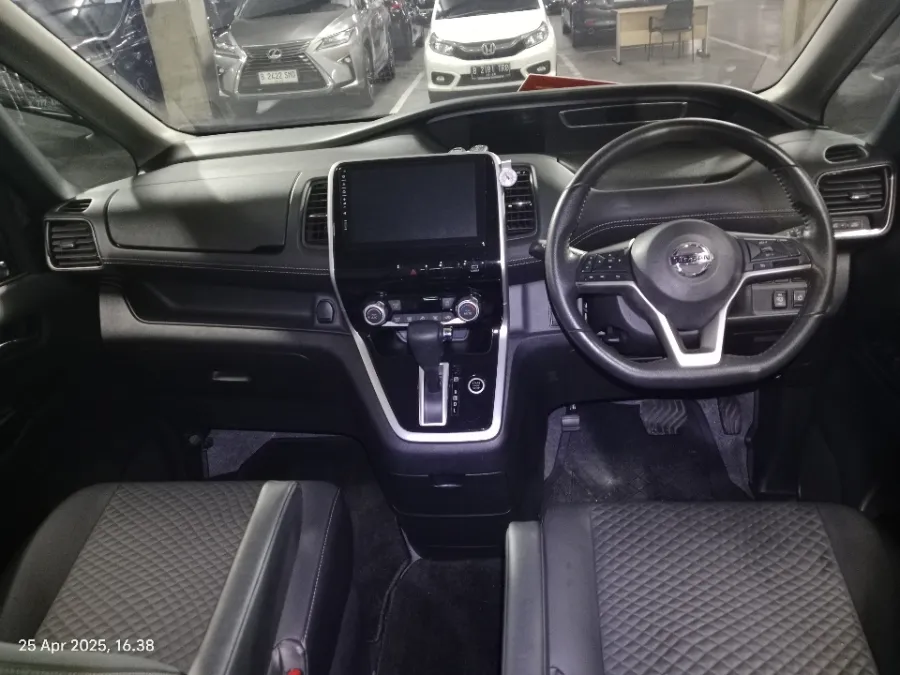 Foto Mobil Bekas Dashboard Nissan Serena 2.0 Highway Star tahun 2022