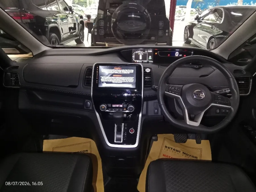 Foto Mobil Bekas Dashboard Nissan Serena 2.0 Highway Star tahun 2022