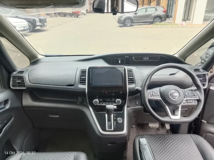 Foto Mobil Bekas Dashboard Nissan Serena 2.0 Highway Star tahun 2022