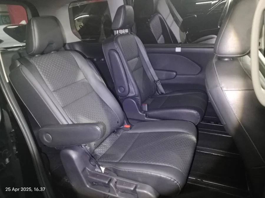 Foto Mobil Bekas Kabin Belakang Nissan Serena 2.0 Highway Star tahun 2022
