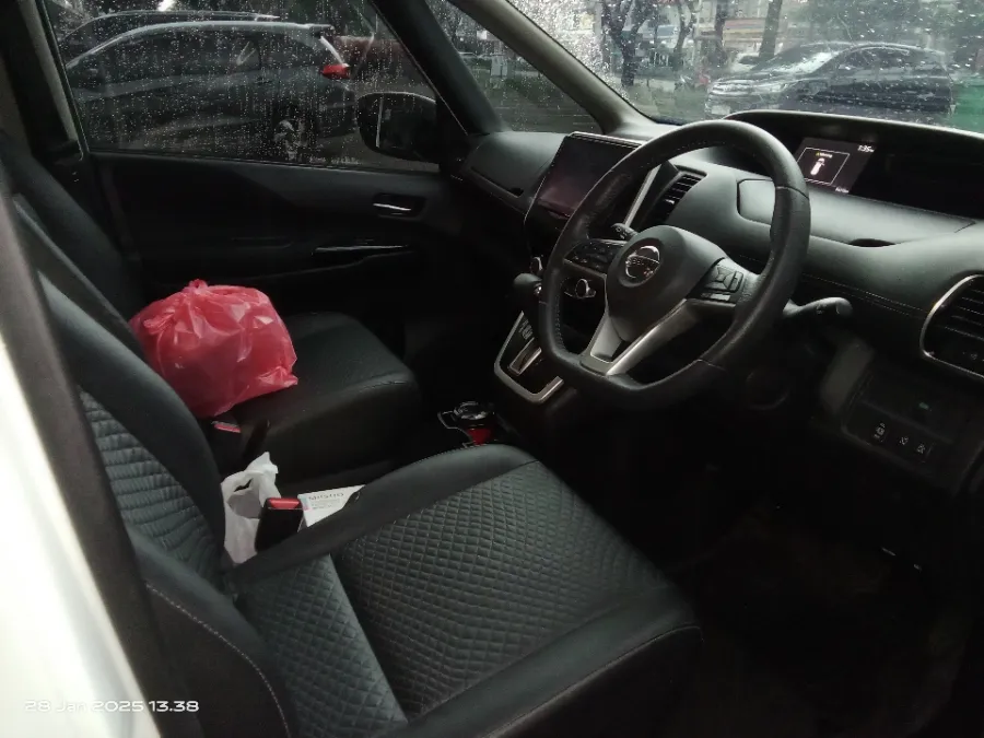 Foto Mobil Bekas Kabin Depan Nissan Serena 2.0 Highway Star tahun 2022