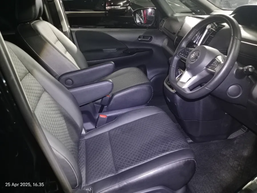 Foto Mobil Bekas Kabin Depan Nissan Serena 2.0 Highway Star tahun 2022