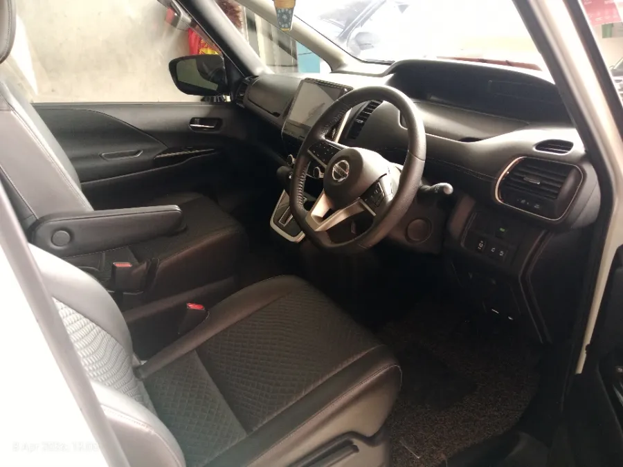 Foto Mobil Bekas Kabin Depan Nissan Serena 2.0 Highway Star tahun 2022