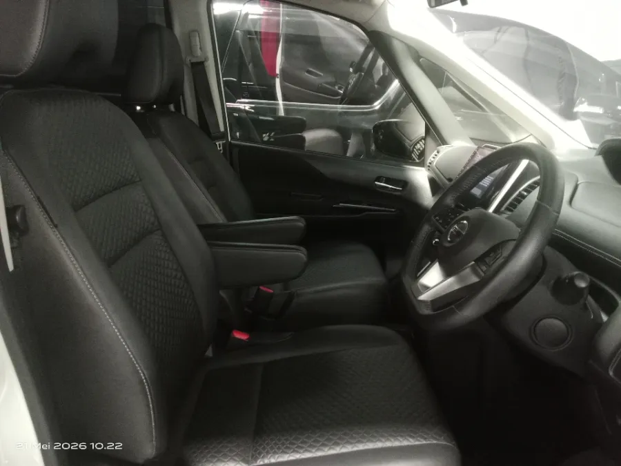 Foto Mobil Bekas Kabin Depan Nissan Serena 2.0 Highway Star tahun 2022