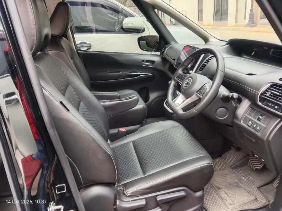 Foto Mobil Bekas Kabin Depan Nissan Serena 2.0 Highway Star tahun 2022