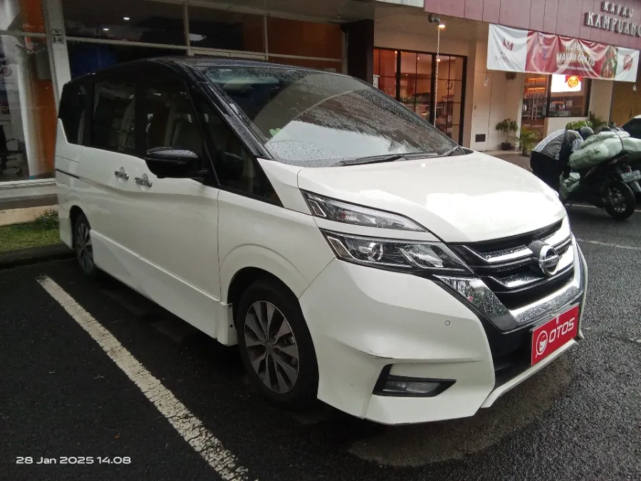 Foto Mobil Bekas Kanan Depan Nissan Serena 2.0 Highway Star tahun 2022