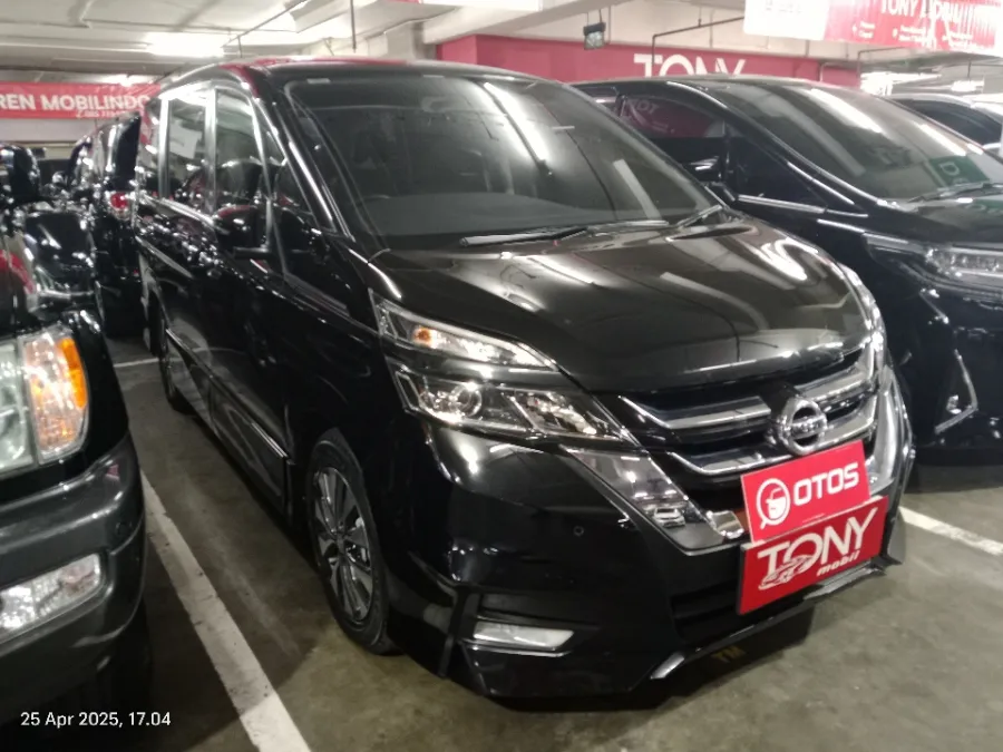 Foto Mobil Bekas Kanan Depan Nissan Serena 2.0 Highway Star tahun 2022