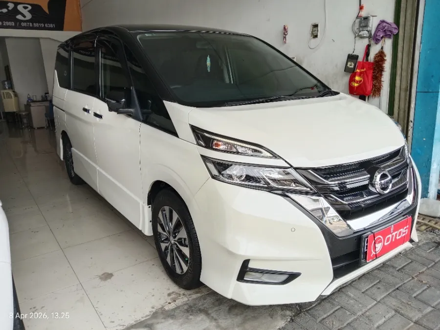 Foto Mobil Bekas Kanan Depan Nissan Serena 2.0 Highway Star tahun 2022