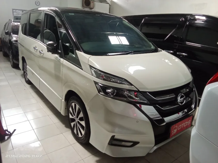 Foto Mobil Bekas Kanan Depan Nissan Serena 2.0 Highway Star tahun 2022