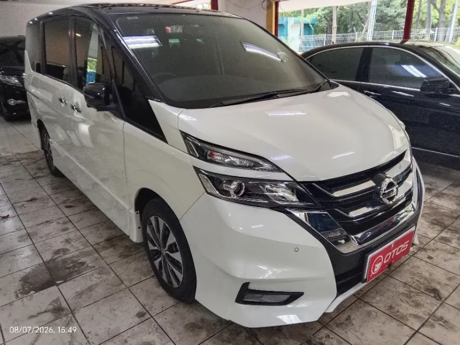 Foto Mobil Bekas Kanan Depan Nissan Serena 2.0 Highway Star tahun 2022
