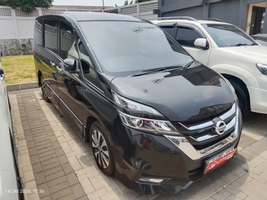 Foto Mobil Bekas Kanan Depan Nissan Serena 2.0 Highway Star tahun 2022
