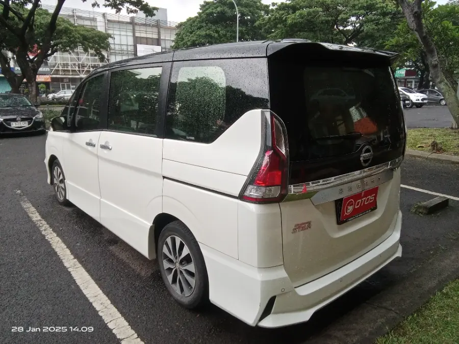 Foto Mobil Bekas Kiri Belakang Nissan Serena 2.0 Highway Star tahun 2022