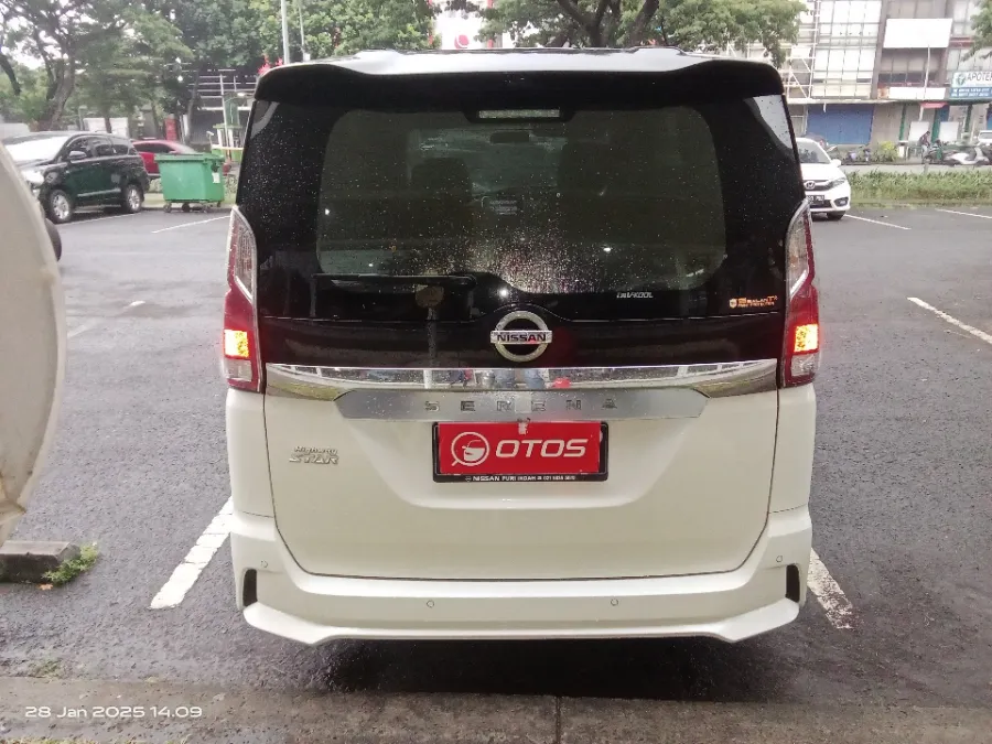 Foto Mobil Bekas Tampak Belakang Nissan Serena 2.0 Highway Star tahun 2022