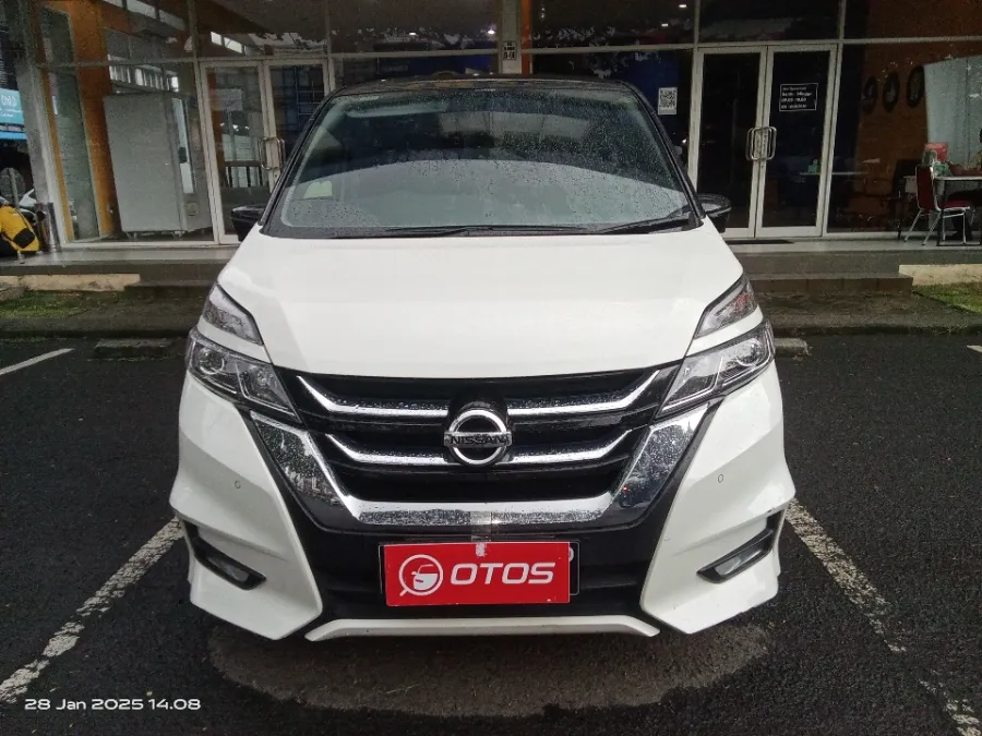 Foto Mobil Bekas Tampak Depan Nissan Serena 2.0 Highway Star tahun 2022