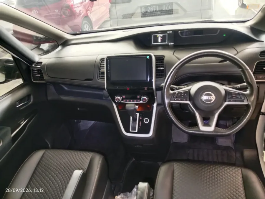 Foto Mobil Bekas Dashboard Nissan Serena 2.0 Highway Star tahun 2023