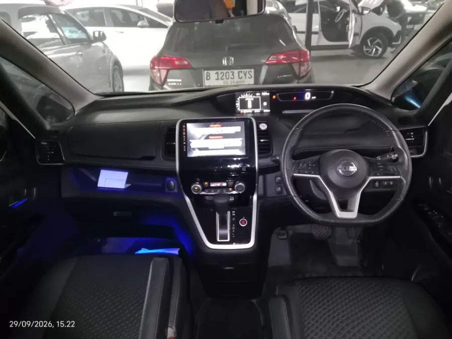 Foto Mobil Bekas Dashboard Nissan Serena 2.0 Highway Star tahun 2023