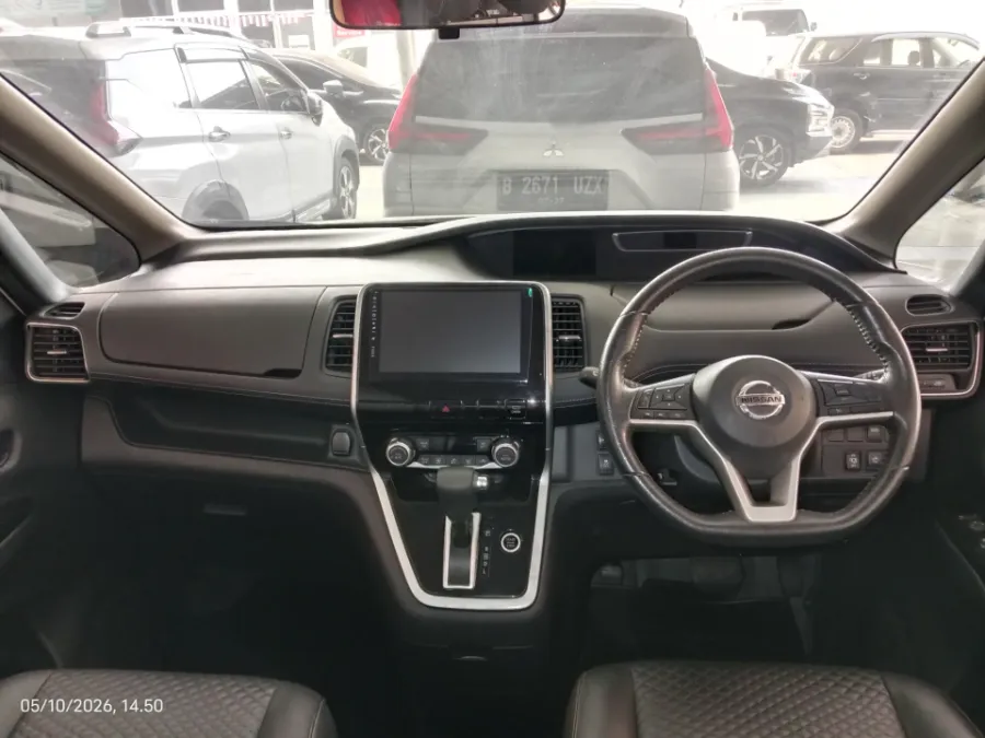 Foto Mobil Bekas Dashboard Nissan Serena 2.0 Highway Star tahun 2023
