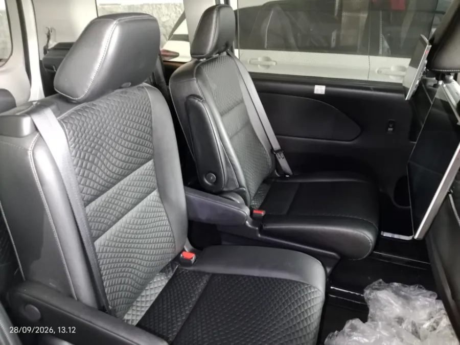 Foto Mobil Bekas Kabin Belakang Nissan Serena 2.0 Highway Star tahun 2023