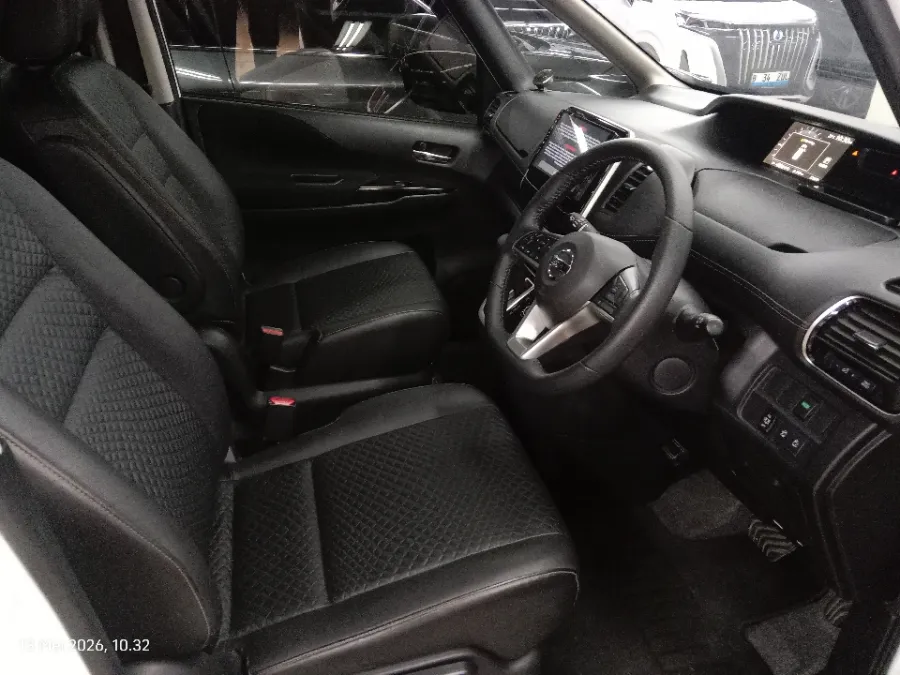 Foto Mobil Bekas Kabin Depan Nissan Serena 2.0 Highway Star tahun 2023