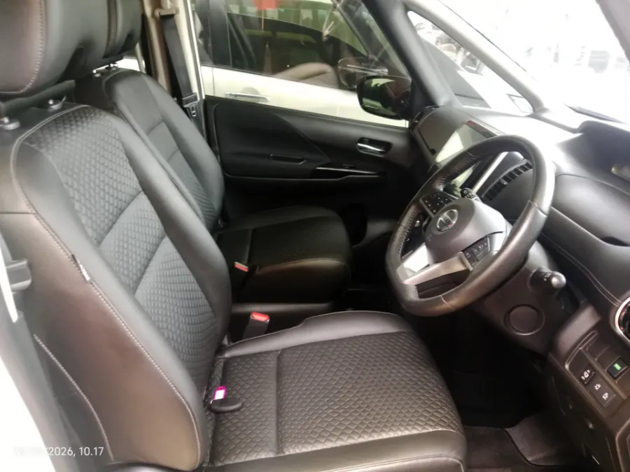 Foto Mobil Bekas Kabin Depan Nissan Serena 2.0 Highway Star tahun 2023