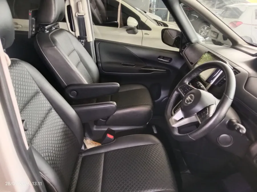 Foto Mobil Bekas Kabin Depan Nissan Serena 2.0 Highway Star tahun 2023