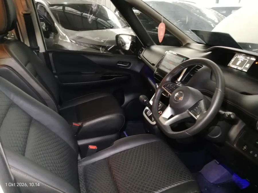 Foto Mobil Bekas Kabin Depan Nissan Serena 2.0 Highway Star tahun 2023