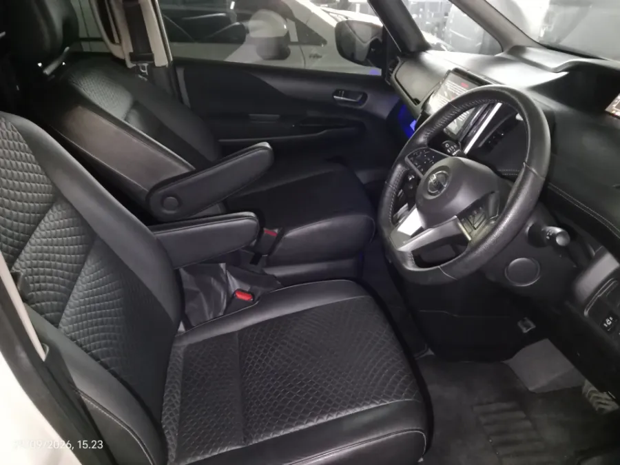 Foto Mobil Bekas Kabin Depan Nissan Serena 2.0 Highway Star tahun 2023
