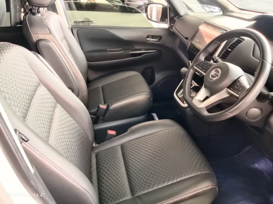 Foto Mobil Bekas Kabin Depan Nissan Serena 2.0 Highway Star tahun 2023