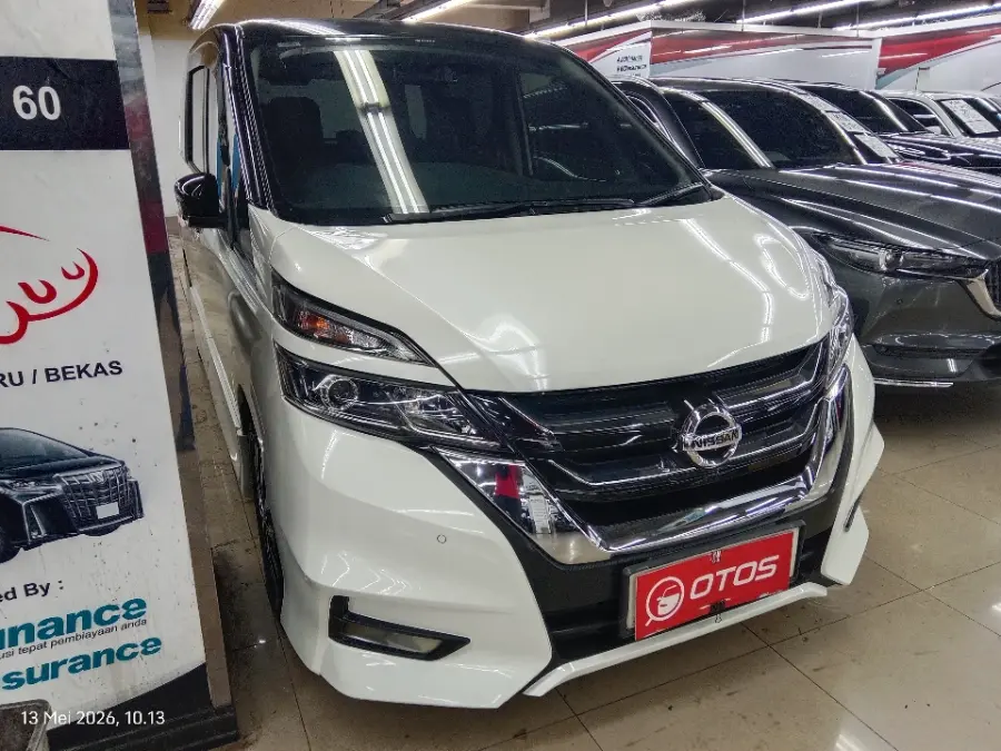 Foto Mobil Bekas Kanan Depan Nissan Serena 2.0 Highway Star tahun 2023