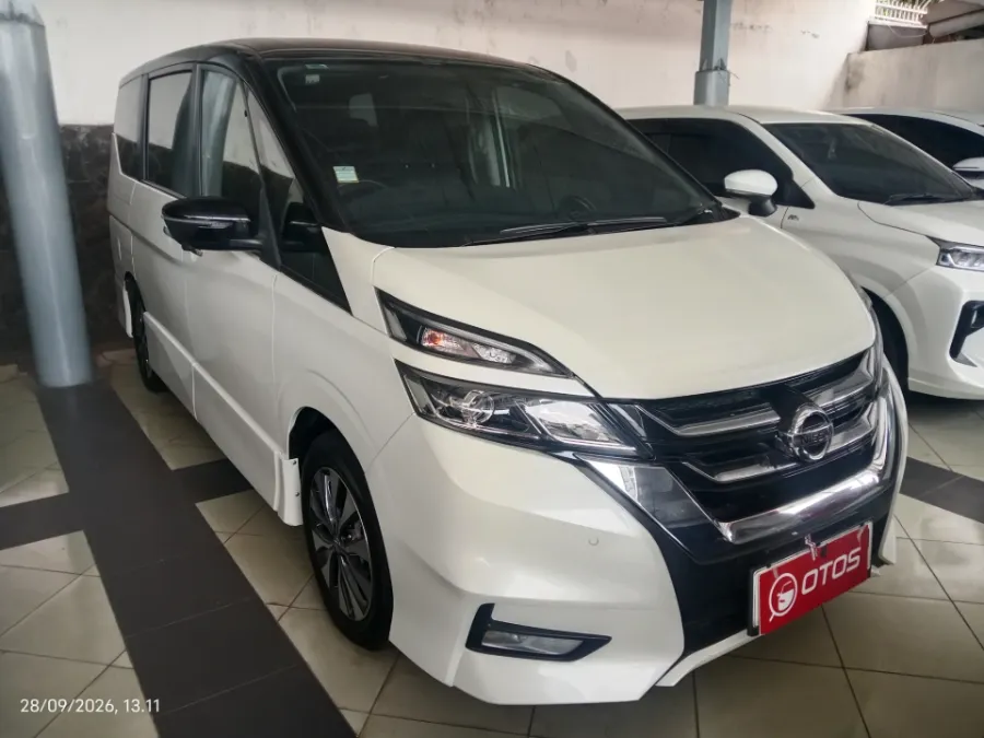 Foto Mobil Bekas Kanan Depan Nissan Serena 2.0 Highway Star tahun 2023