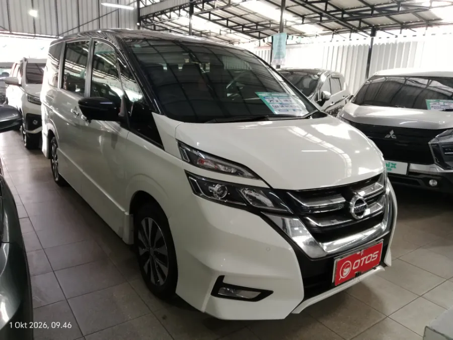 Foto Mobil Bekas Kanan Depan Nissan Serena 2.0 Highway Star tahun 2023
