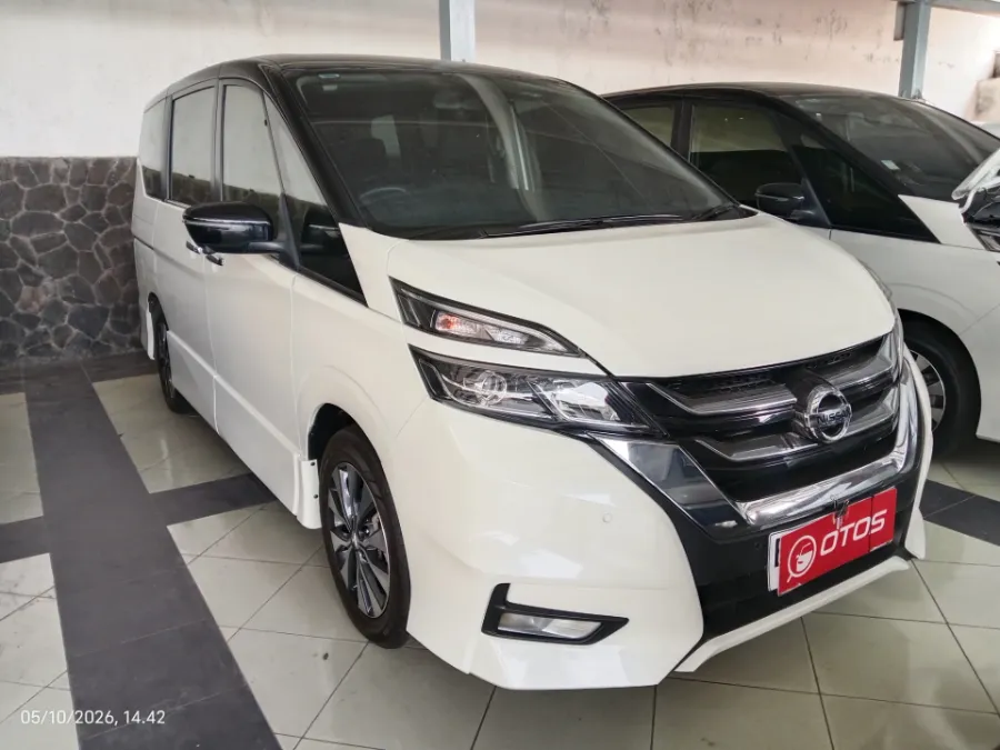 Foto Mobil Bekas Kanan Depan Nissan Serena 2.0 Highway Star tahun 2023
