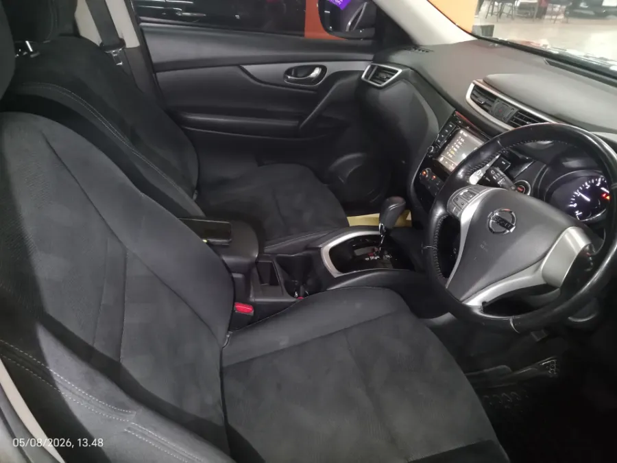 Foto Mobil Bekas Kabin Depan Nissan X-Trail 2.0 tahun 2017