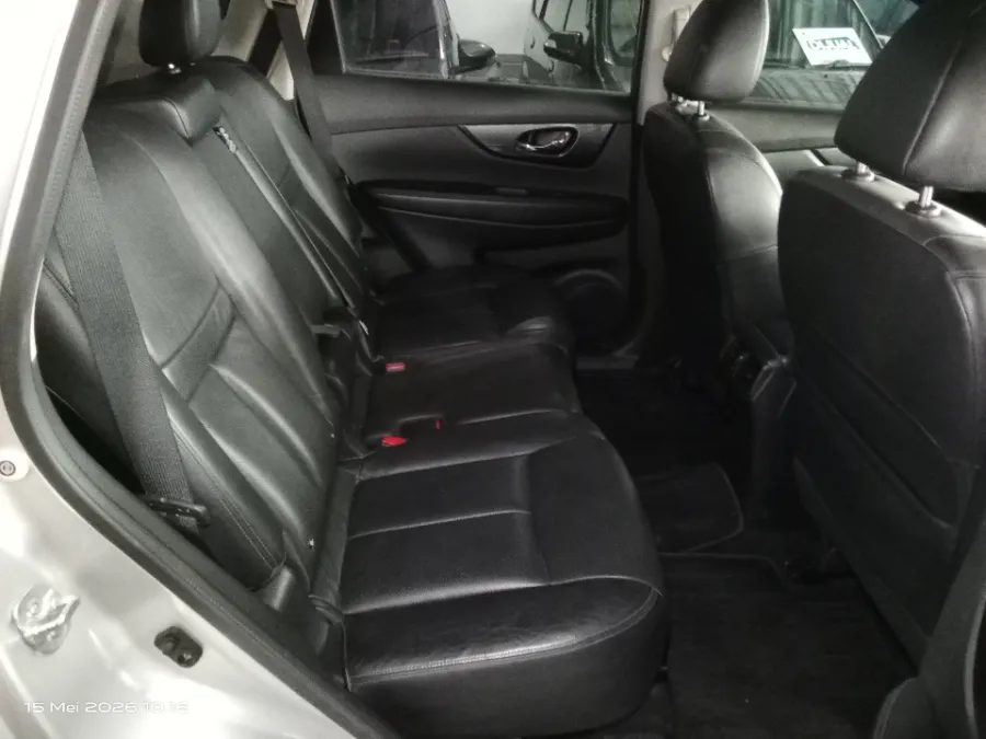 Foto Mobil Bekas Kabin Belakang Nissan X-Trail 2.5 tahun 2014