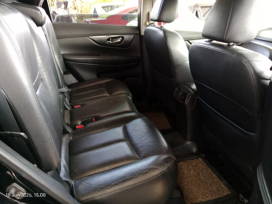 Foto Mobil Bekas Kabin Belakang Nissan X-Trail 2.5 tahun 2014