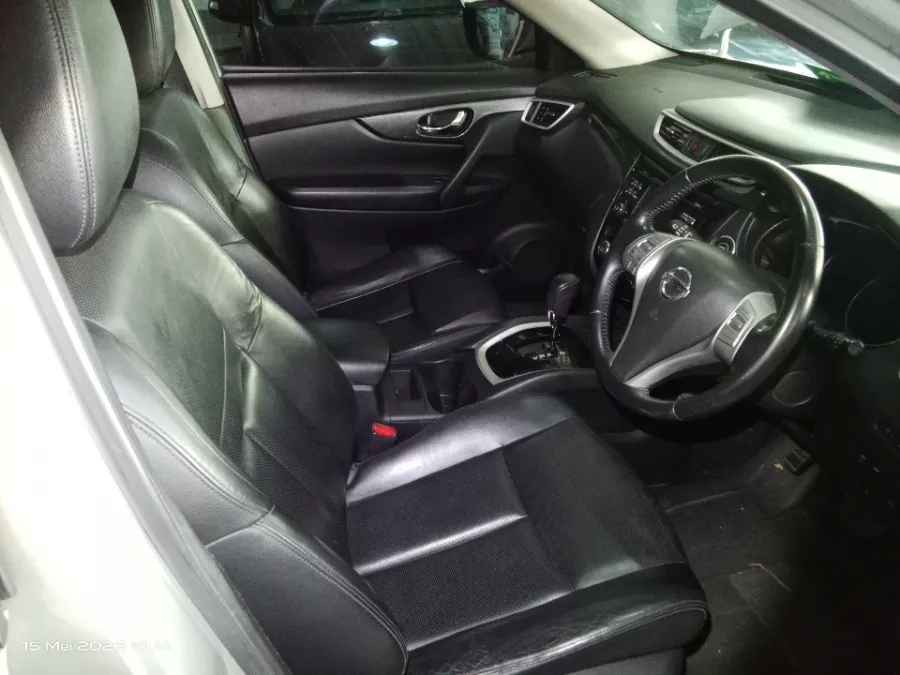 Foto Mobil Bekas Kabin Depan Nissan X-Trail 2.5 tahun 2014