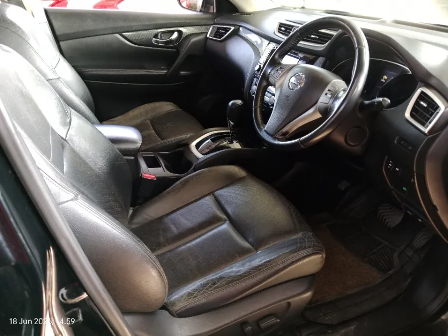 Foto Mobil Bekas Kabin Depan Nissan X-Trail 2.5 tahun 2014