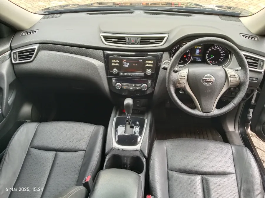 Foto Mobil Bekas Dashboard Nissan X-Trail 2.5 tahun 2015