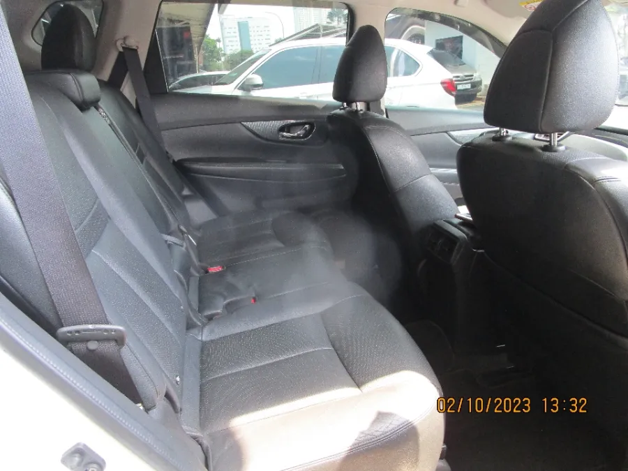 Foto Mobil Bekas Kabin Belakang Nissan X-Trail 2.5 tahun 2015